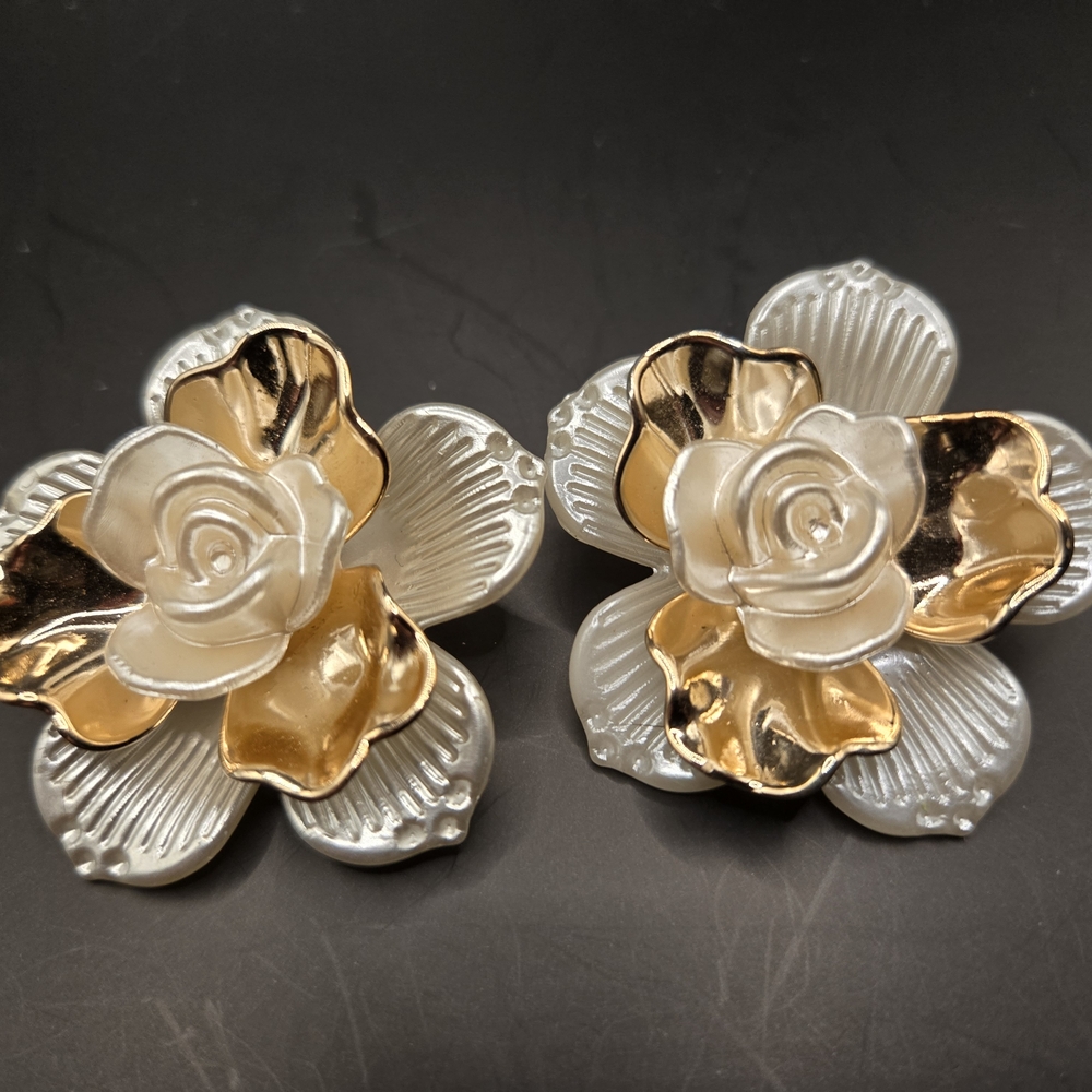 ❤️🔥3/15$ Vintage Gold & Pearlized Floral Statement Earrings Rose Design